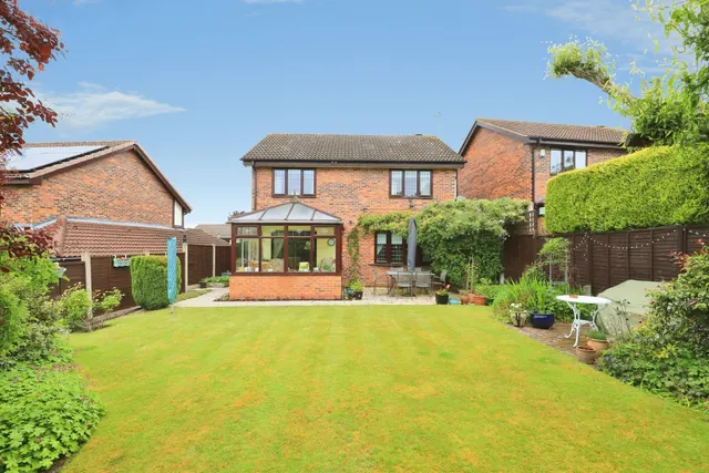 Photo 3 — Ewloe Close, Kidderminster