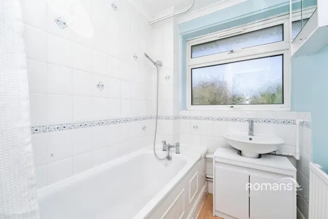 Savay Close, Denham, UB9, photo 3