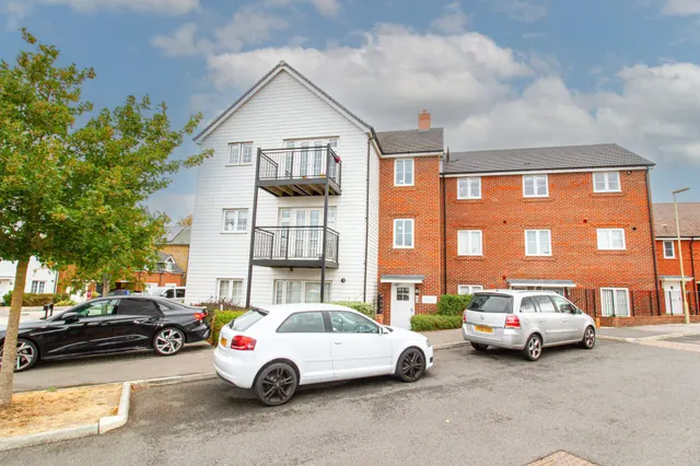 Sayers House Newton Drive, Church Crookham, Fleet, GU52 8BL, photo 1