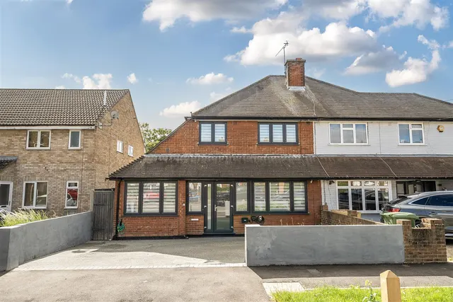 Cedar Avenue, Ruislip, Middlesex, HA4 6UJ, photo 1