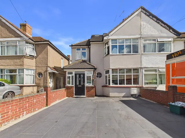 Feltham, Middlesex, photo 1