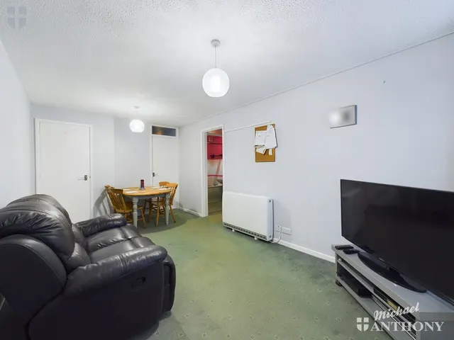 Photo 3 — Enborne Close, Aylesbury, HP21 9ND