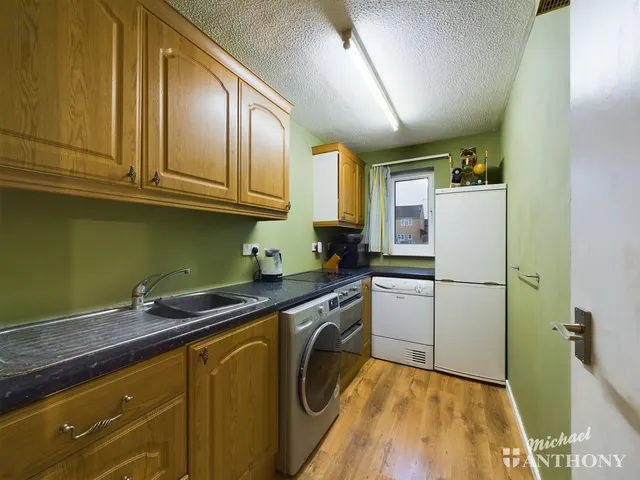 Photo 2 — Enborne Close, Aylesbury, HP21 9ND