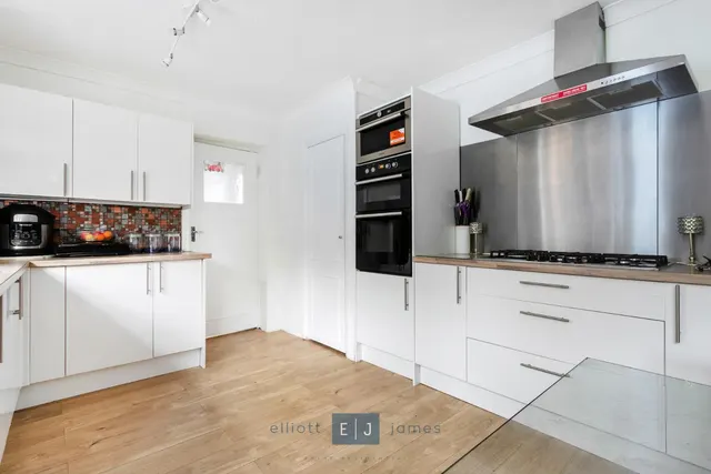 Photo 3 — Stanmore Way, Loughton