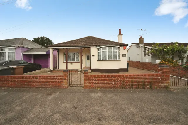Locarno Avenue, Luton, LU4, photo 1
