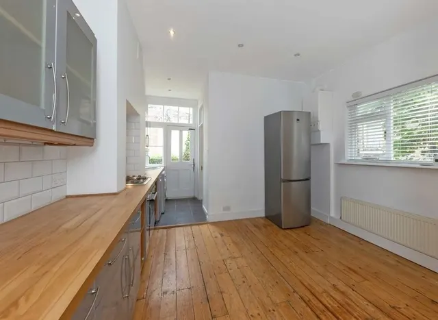 Photo 3 — Hailsham Avenue, Streatham, SW2