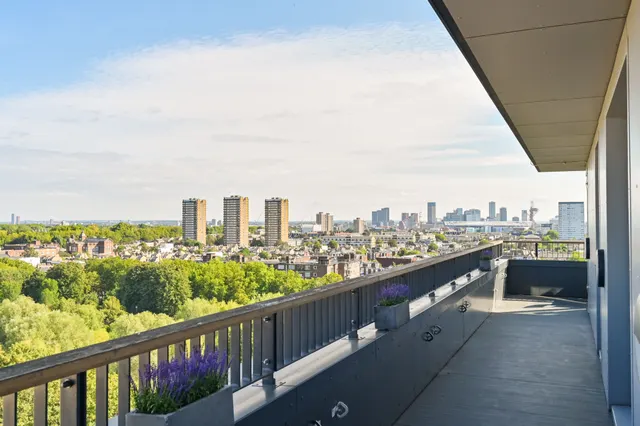 Photo 3 — Apartment 1002, Graphite Point, 36 Palmers Road, London