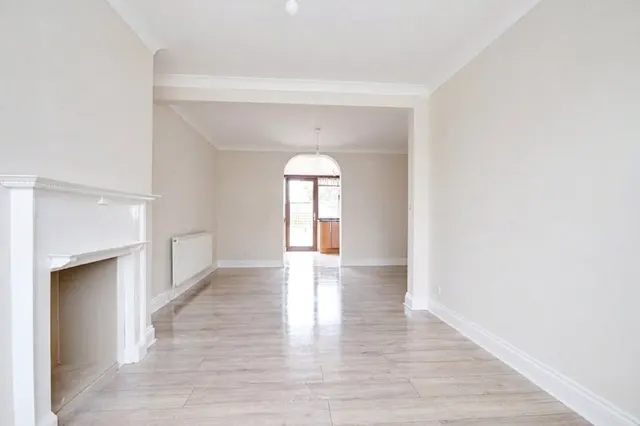 Broadlands Avenue, photo 3