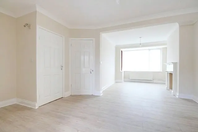 Broadlands Avenue, photo 2