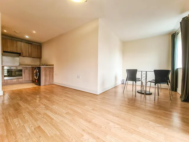 Greyhound Hill, Hendon, NW4, photo 3