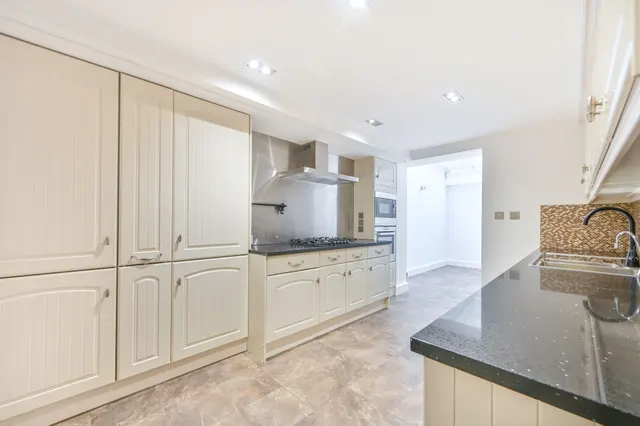 Photo 3 — 46 Pembridge Road, London