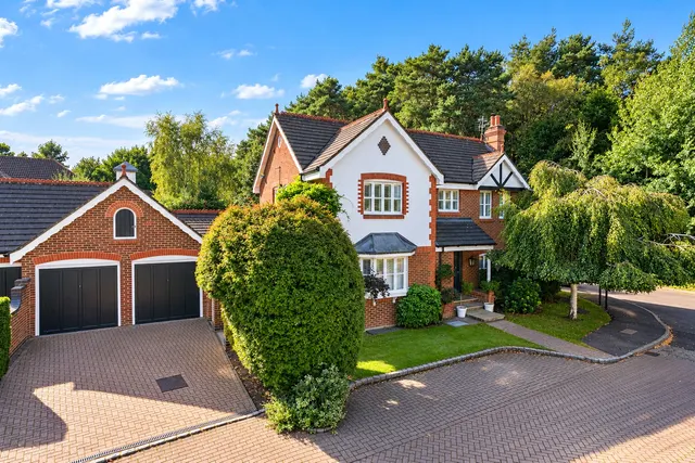 Mallards Way, Lightwater, GU18, photo 1