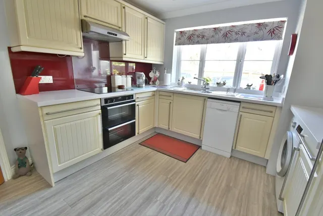 Jenni Close, BH11, photo 3
