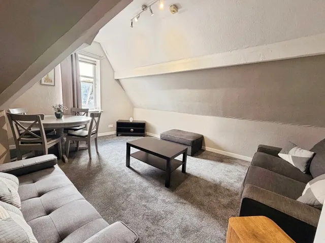 Town Street, Horsforth, LS18, photo 2