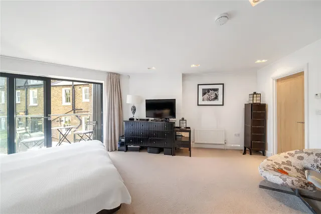 Photo 3 — Salisbury Mews, London, SW6
