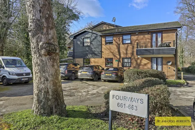High Road, Buckhurst Hill, photo 1