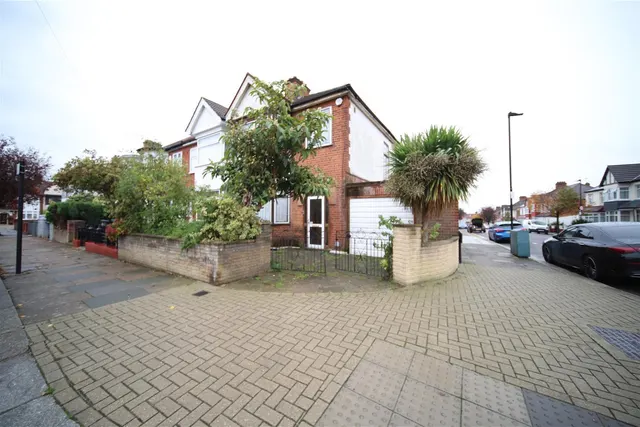 Photo 2 — Stirling Road, London N22 5BP