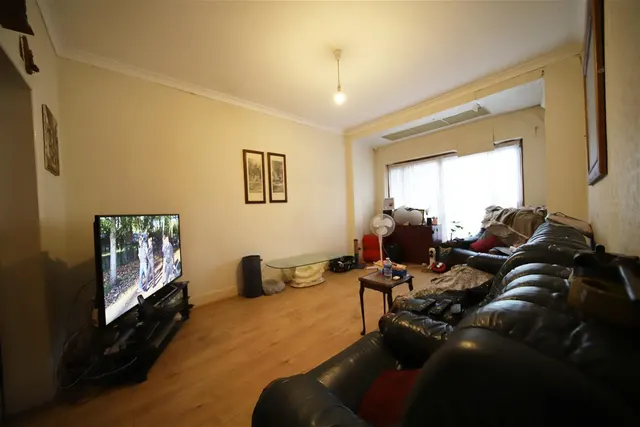 Photo 3 — Stirling Road, London N22 5BP