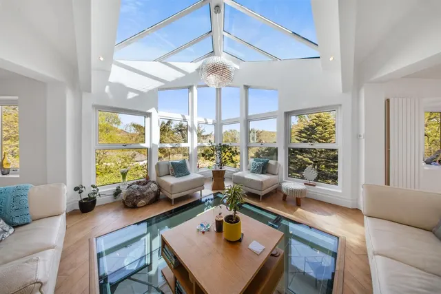 sq ft Three Floors Atrium 0.9 acre gardens, photo 2