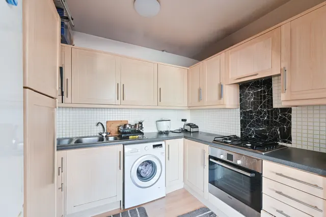 Photo 3 — Flat A, 639a Garratt Lane, London