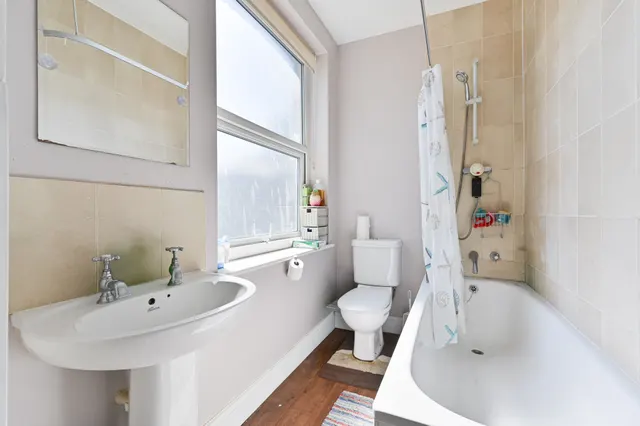 Flat A, 639a Garratt Lane, London, photo 1