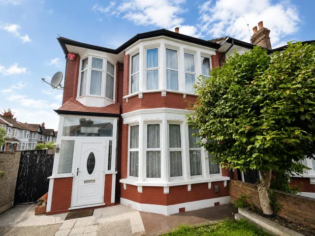 Riverway, Palmers Green, N13, photo 1