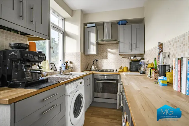 Alexandra Park Road, London, N10, photo 2