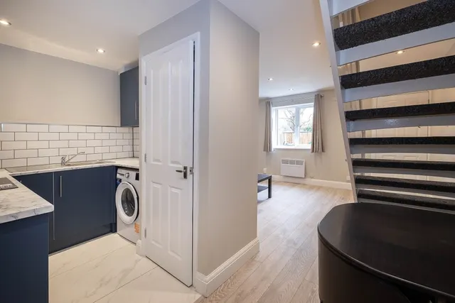 Vine Place, Hounslow, TW3, photo 1