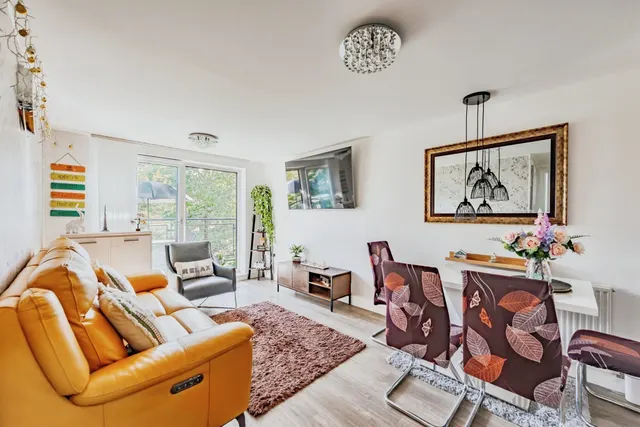 Commonwealth Drive, Crawley, RH10, photo 3