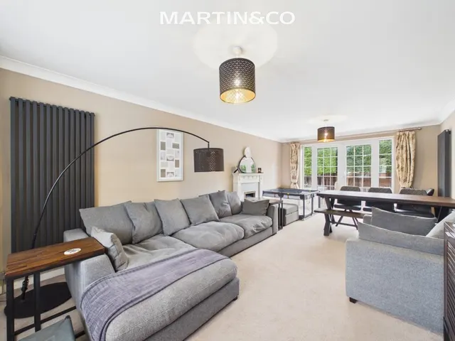 Photo 2 — Lenham Close, Wokingham