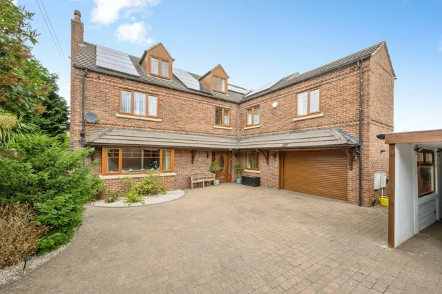 Whiphill Lane, Armthorpe, DONCASTER, photo 1