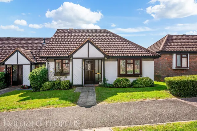 Chestnut Close, Redhill, photo 1