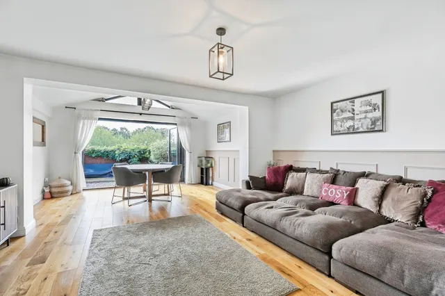 Bloomingdale Court, Woolley Grange, S75, photo 2