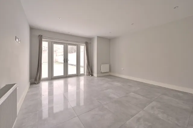 Photo 2 — Flat 3, Ellam Court, Bushey Hall Road