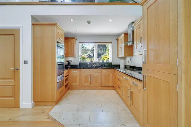 Old Farm Road, Hampton, TW12, photo 3