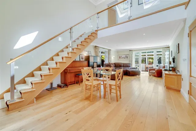 Old Farm Road, Hampton, TW12, photo 2