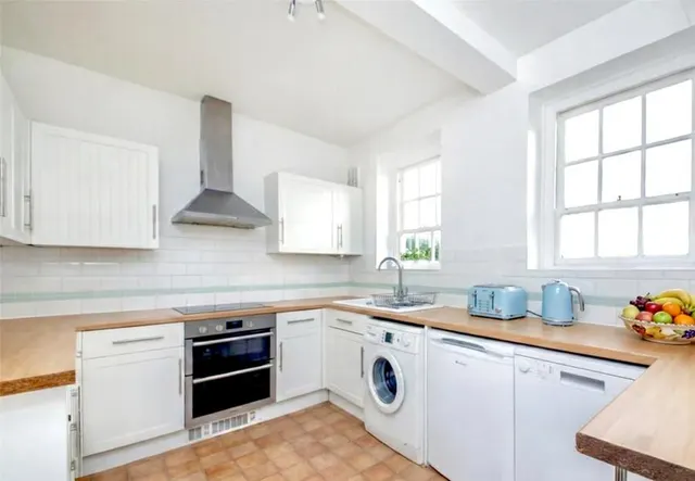 Vicarage Crescent, London, SW11, photo 3