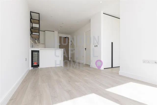 Beresford Avenue, London, photo 1