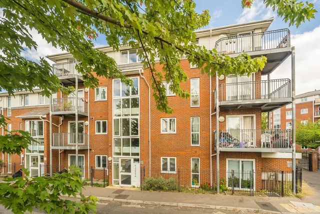 Curtis Field Road, SW16, photo 1