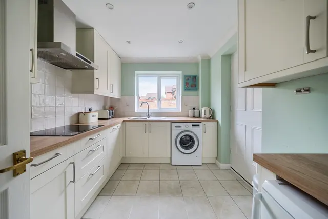 Suffolk Drive, Guildford, GU4, photo 2