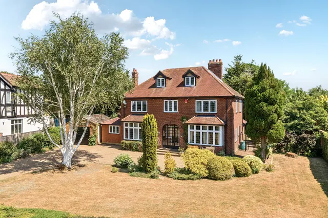 Thames Side, Staines-Upon-Thames, TW18, photo 1