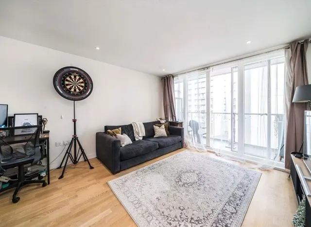 Pump House Crescent, Brentford, TW8, photo 2