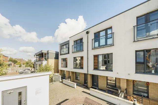 Fallow Place, TW11, photo 1