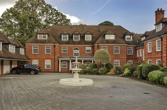 Bracken Place, Chilworth, SO16, photo 1