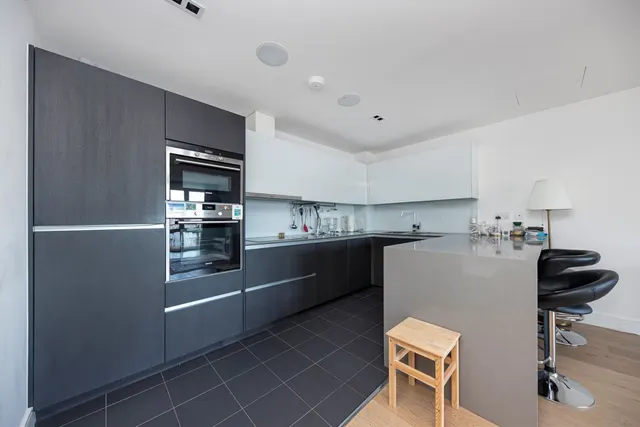 Kew Bridge Road, TW8, photo 3