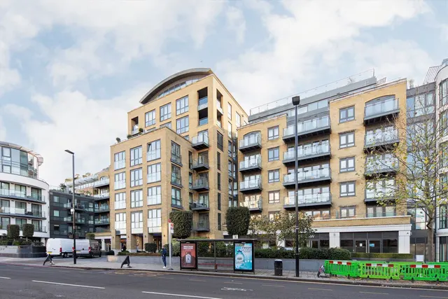Kew Bridge Road, TW8, photo 1