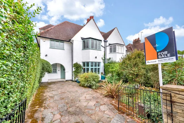 Lyndale Avenue, London, NW2, photo 1