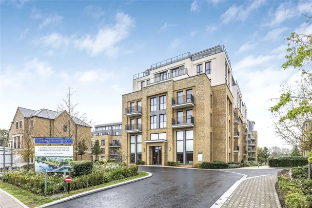 Pinewood Gardens, Teddington, TW11, photo 1