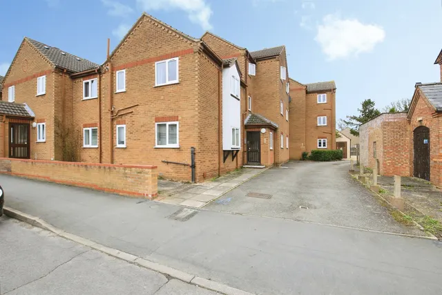 Mortons Court, March, photo 1