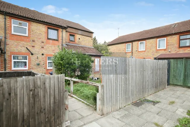 Howcroft Lane, Greenford, UB6, photo 1